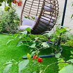 Ivy, 4 Minutes From The Sea
